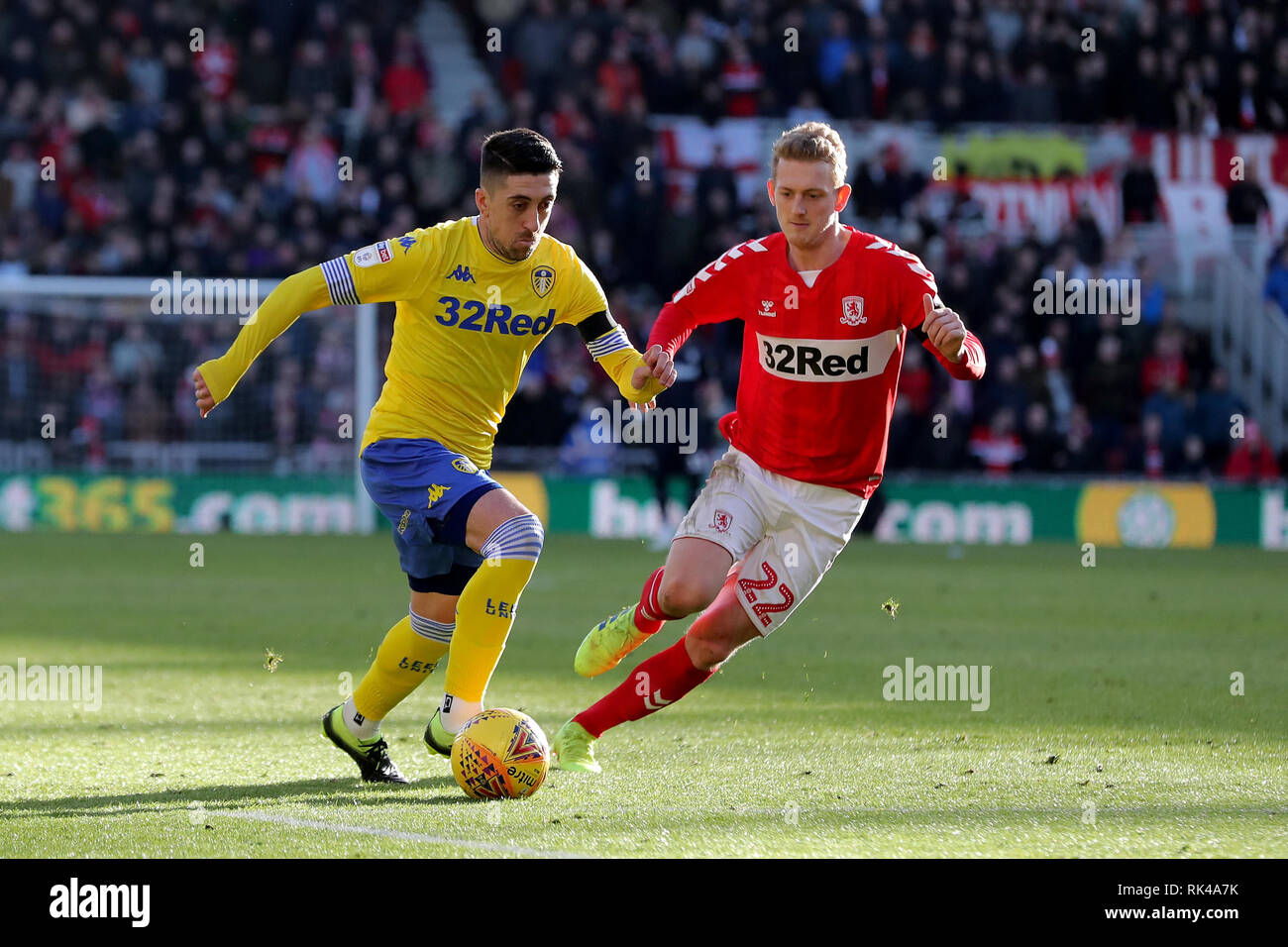 Leeds United's Pablo Hernandez (left) and Middlesbrough's George Saville during the Sky Bet Championship match at The Riverside Stadium, Middlesbrough. Stock Photo