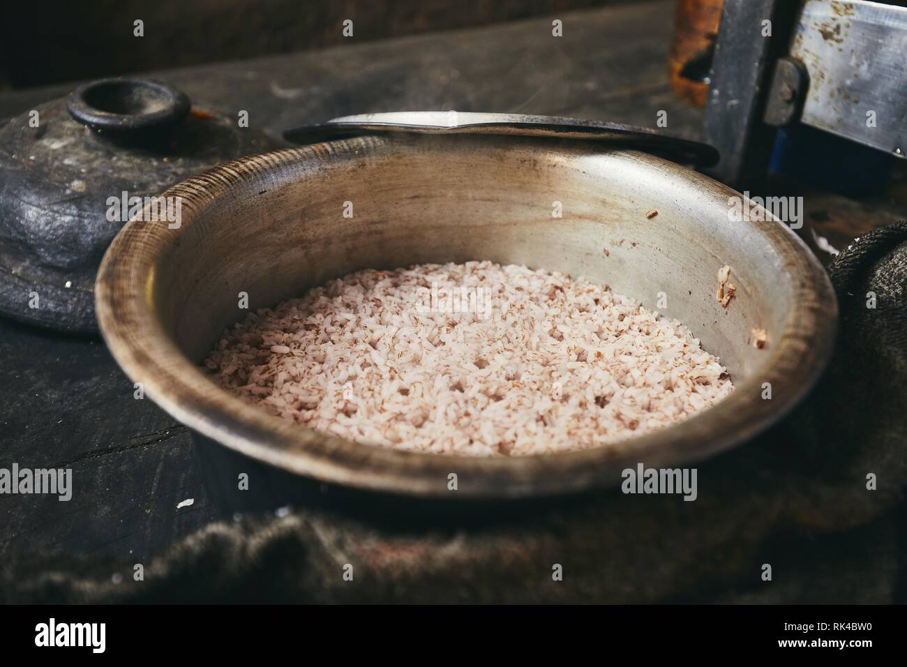 https://c8.alamy.com/comp/RK4BW0/bowl-of-rice-in-traditional-poor-home-kitchen-in-sri-lanka-RK4BW0.jpg