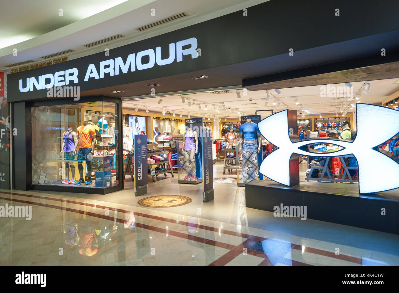 Alerta estoy enfermo Aviación KUALA LUMPUR, MALAYSIA - MAY 09, 2016: Under Armour store in Suria KLCC.  Suria KLCC is a shopping mall is located in the Kuala Lumpur City Centre  dist Stock Photo - Alamy