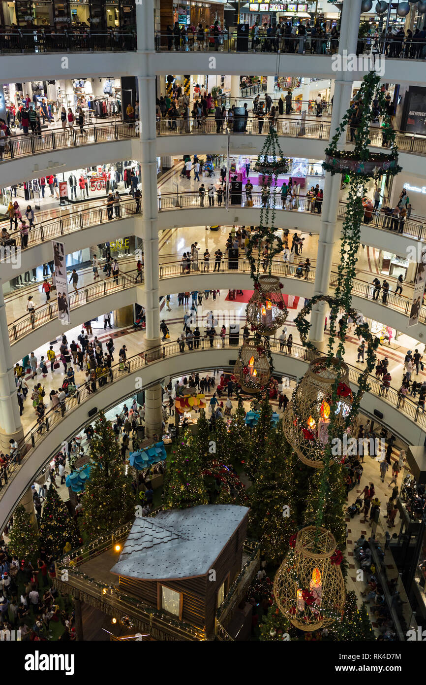 MALASIA, KUALA LUMPUR, Desember 02 2017: People shops in Delta City shopping mall, circa Desember 2017 Stock Photo
