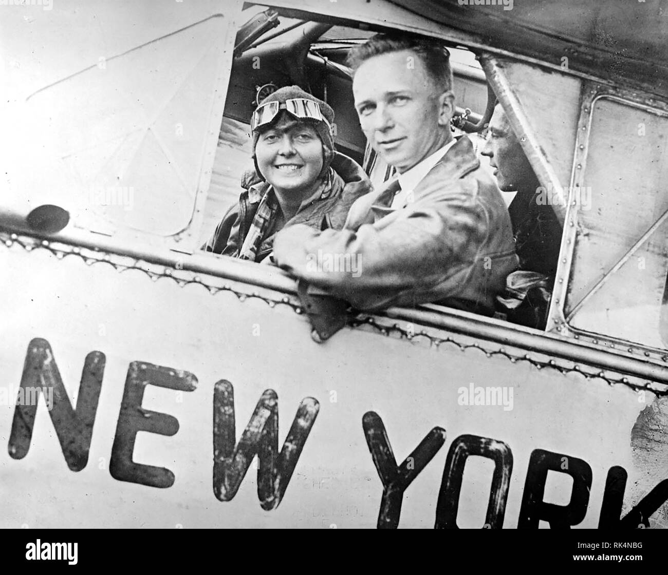 CLARENCE CHAMBERLAIN (1893-1976) Pioneer American aviator with Germany's first aerobatics pilot Thea Rasche in May 1928 Stock Photo