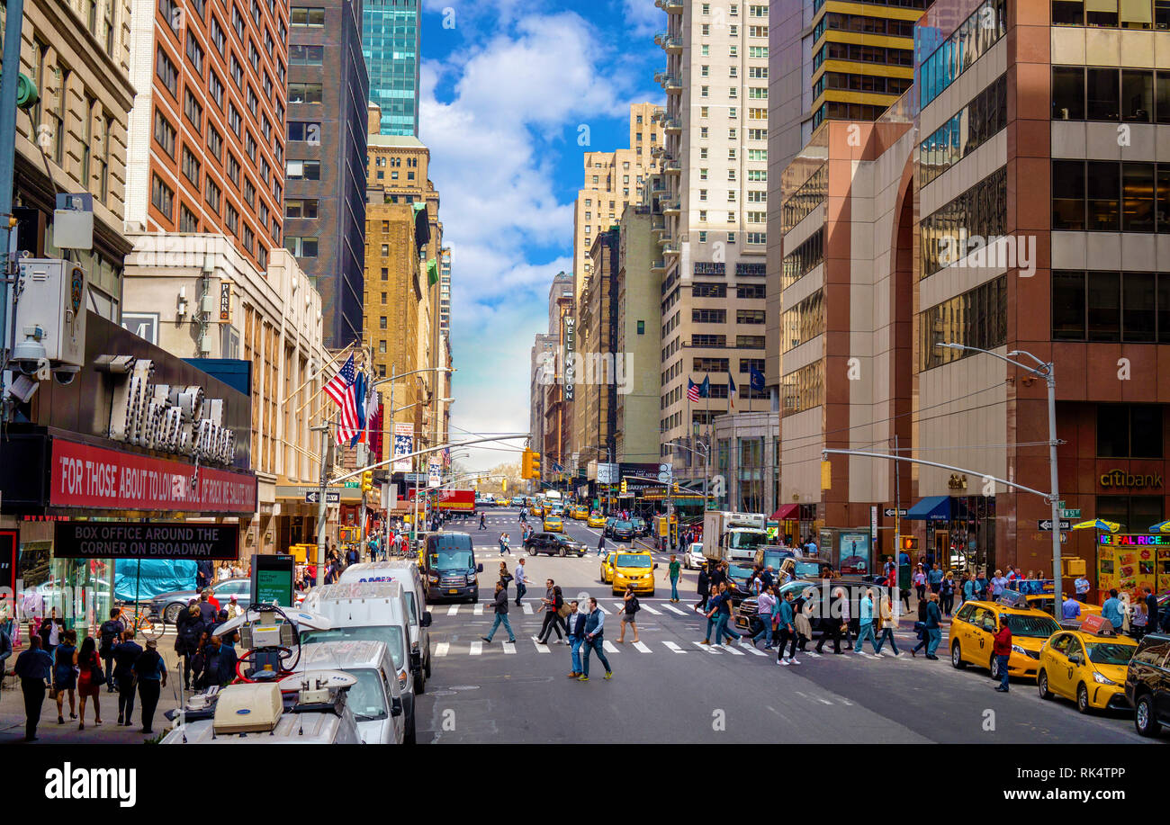 New York, NY / USA - 04.13.2018: 7th Avenue in Manhattan with crosswalk  people and traffic Stock Photo - Alamy