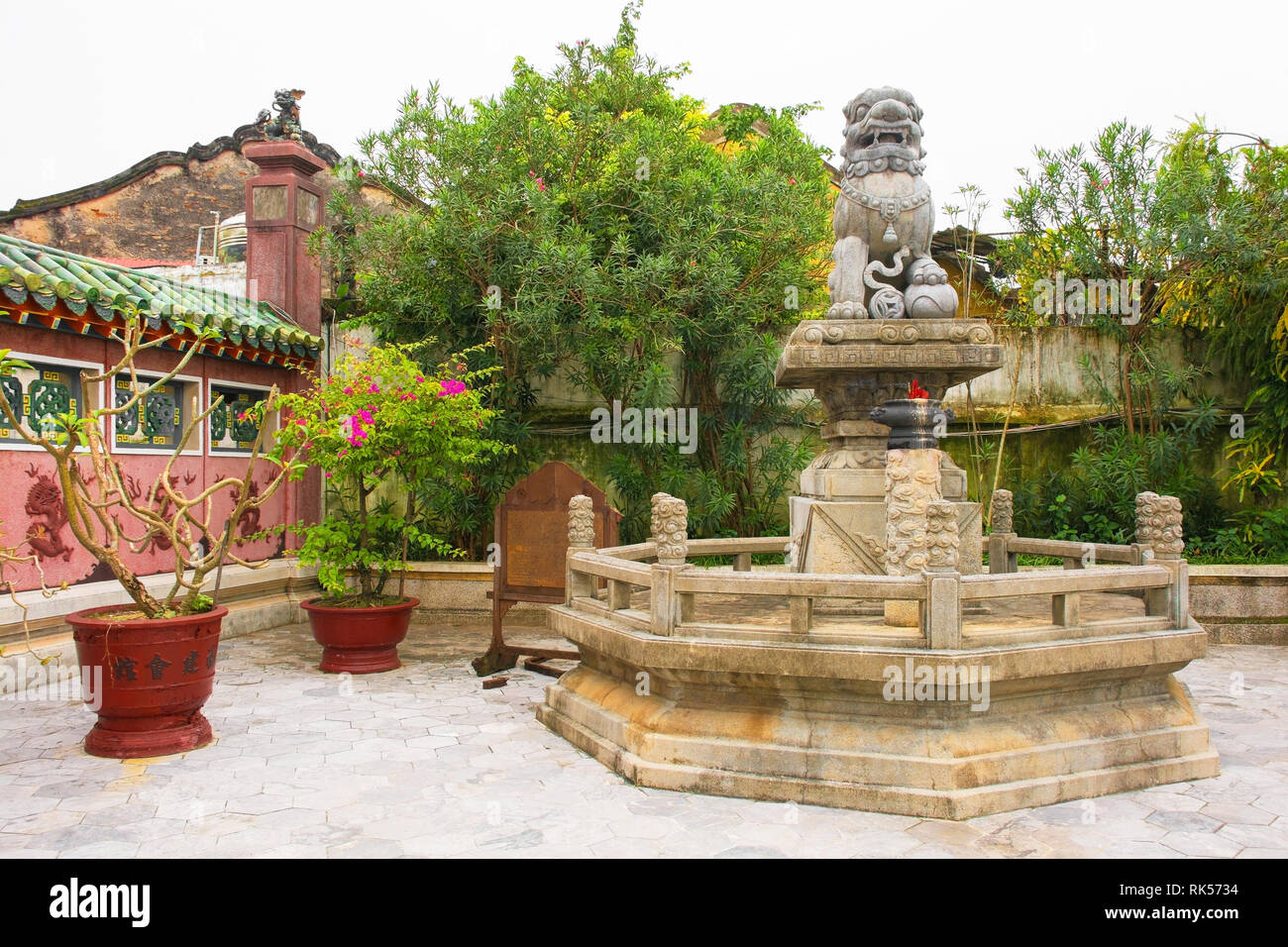 The grounds in Phuoc Kien (or Fukian, Fujian or Phuc Kien) Assembly Hall built in 1697 by Chinese merchants in the historic UNESCO listed central Viet Stock Photo