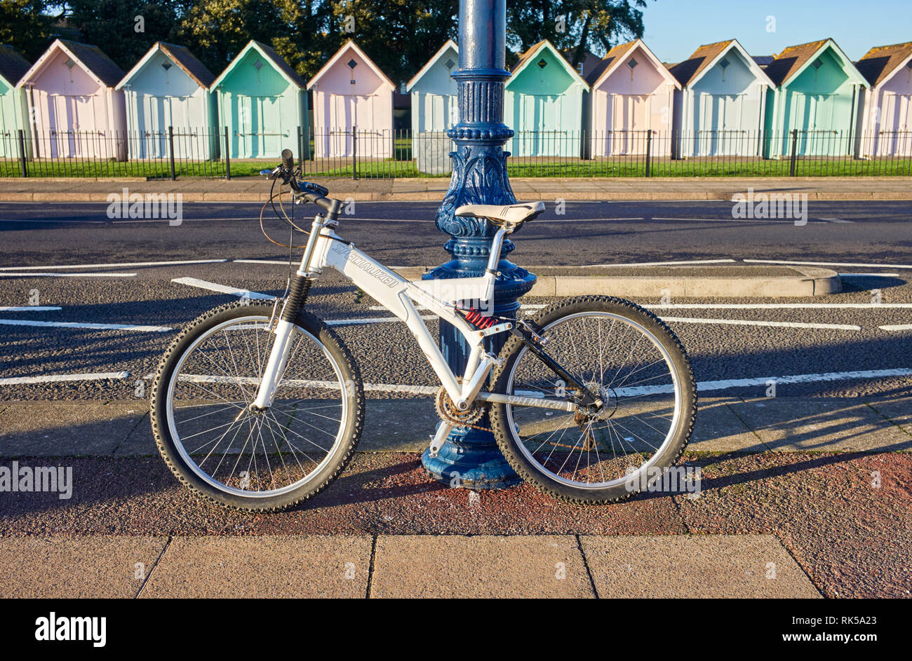 Unmodified 1998 specification Specialized ground control FSR extreme mountain bike still being used twenty one years later Stock Photo