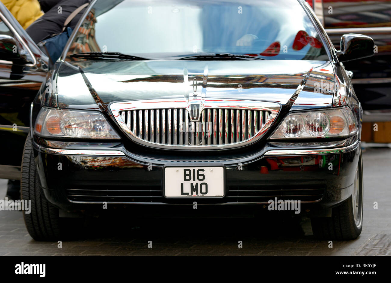 London, England, UK. Lincoln stretch limousine with number plate BI6 LMO (Big Limo, almost) Stock Photo