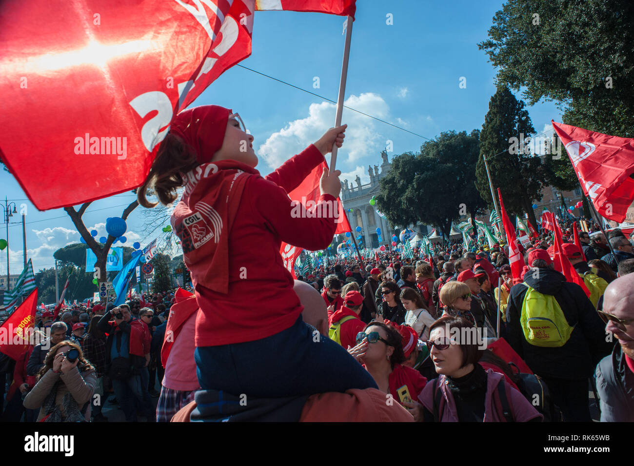 Roma, 09/02/2019: 'Futuro al Lavoro' manifestazione nazionale unitaria dei sindacati CGIL, CISL e UIL. Manifestanti ascoltano i comizi dei leader sind Stock Photo