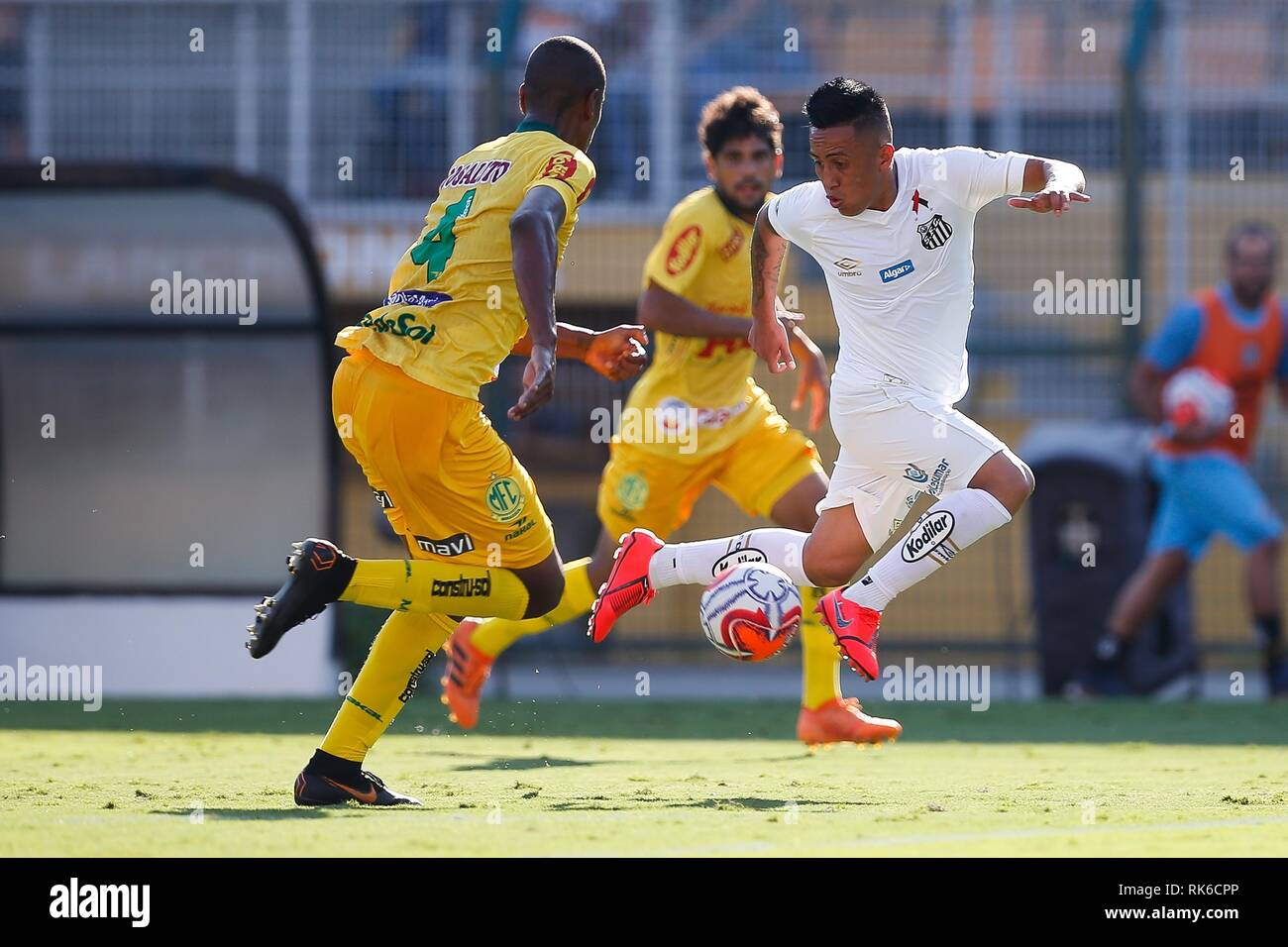 Sao Paulo Sp 09 02 2019 Santos X Mirassol Cueva Do Santos Dispute Ball With Leandro Amaro