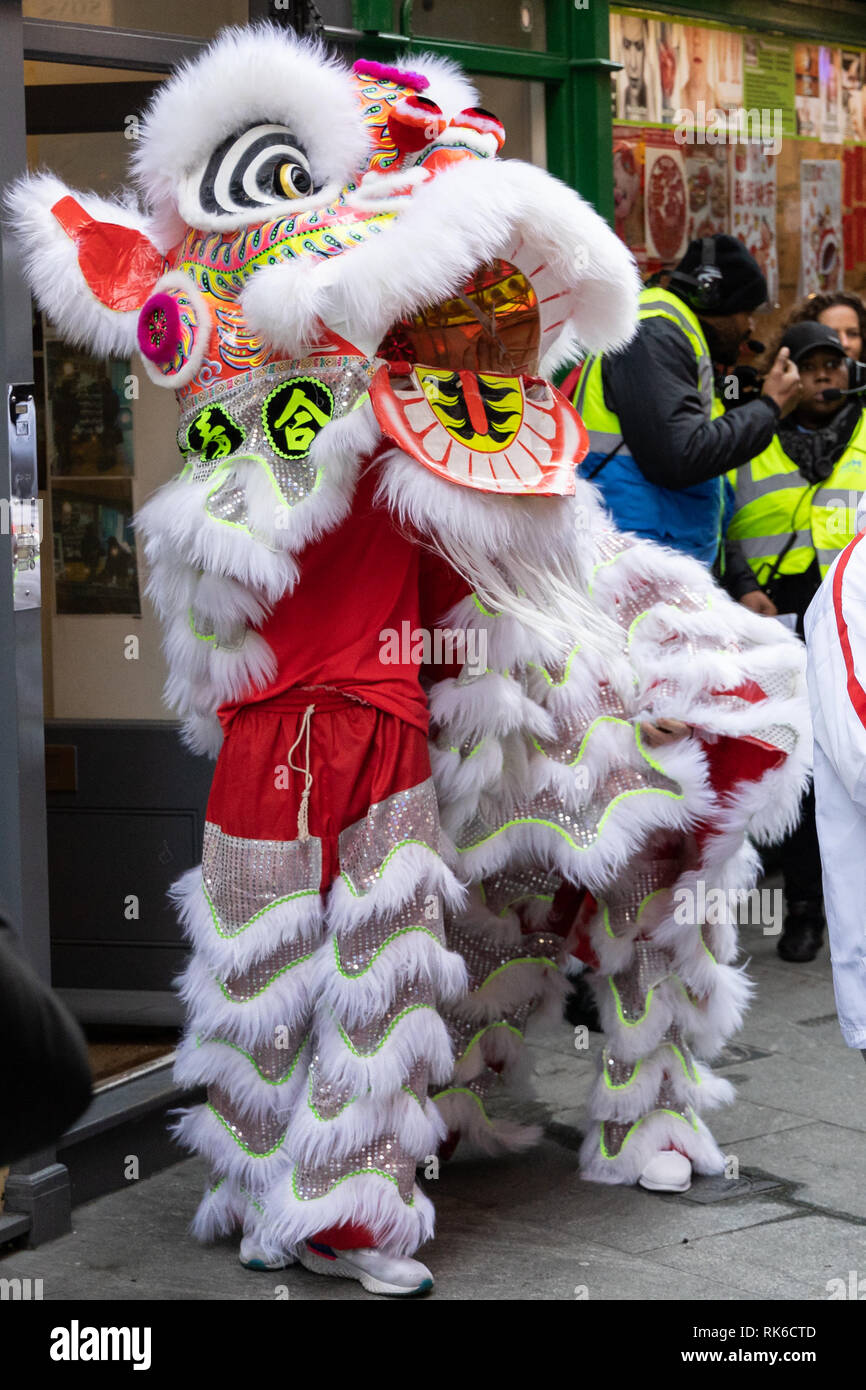 London, UK. 09th February, 2019. Dancers perform a dragon dance in front of one of the restaurants during the Chinese New Year celebrations in London Chinatown, UK. Stock Photo