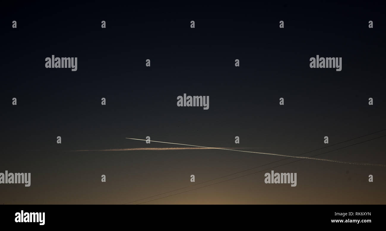 Night sky plane boarding hi-res stock photography and images - Alamy