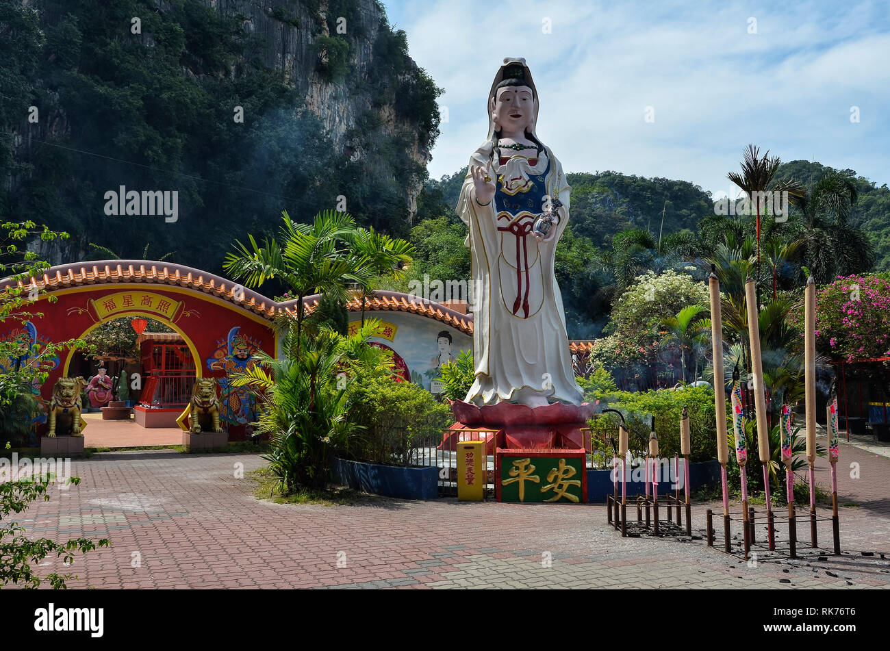 Guan Yin statue at Ling Sen Tong Cave Temple, Ipoh, Malaysia - Ling Sen Tong  is a beautiful Taoist cave temple located at the foot of a limestone hill  Stock Photo - Alamy