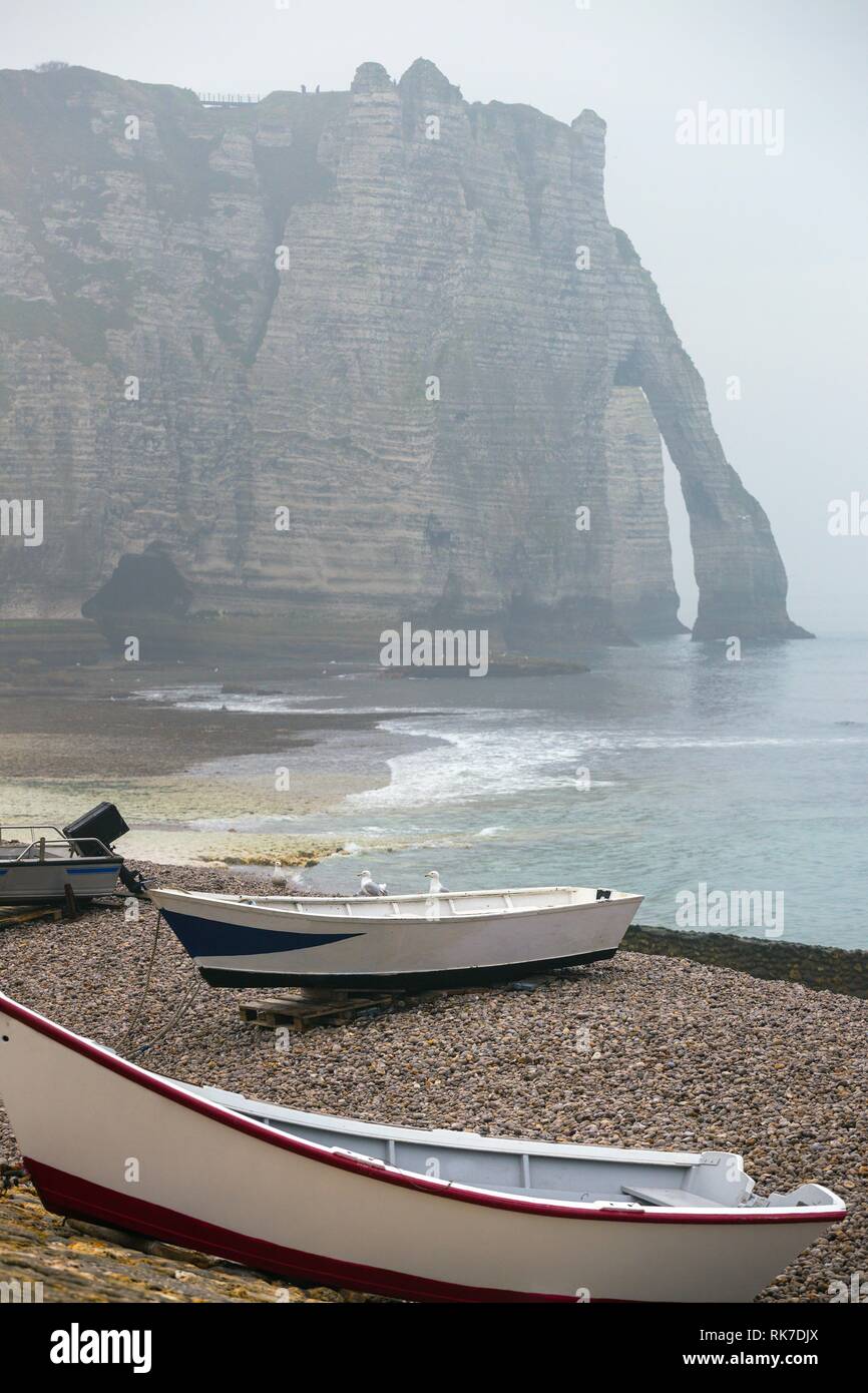 Boats on beach etretat normandy hi-res stock photography and images - Alamy