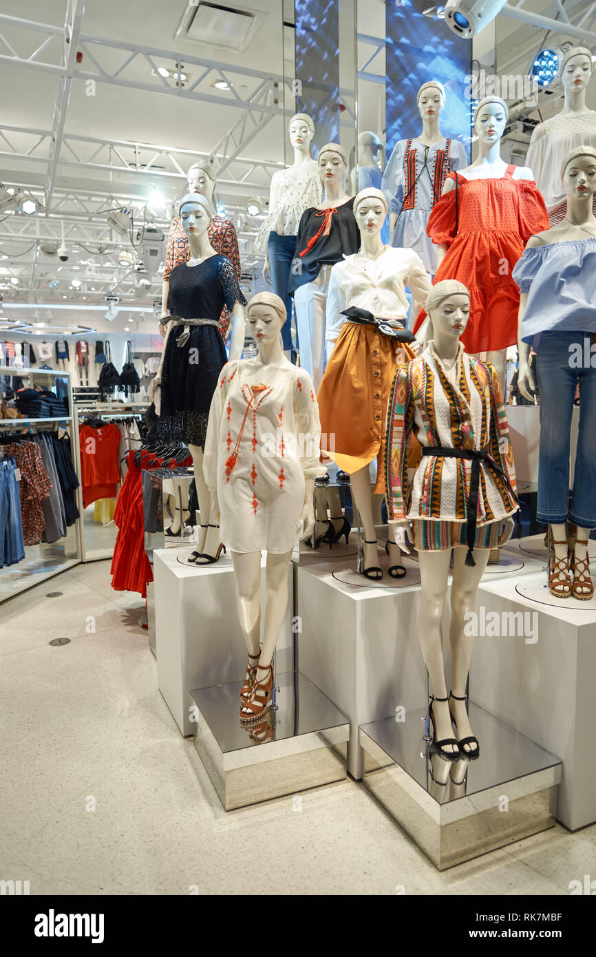 NEW YORK - CIRCA MARCH 2016: interior of Times Square H&M store. H & M  Hennes & Mauritz AB is a Swedish multinational retail-clothing company,  known f Stock Photo - Alamy