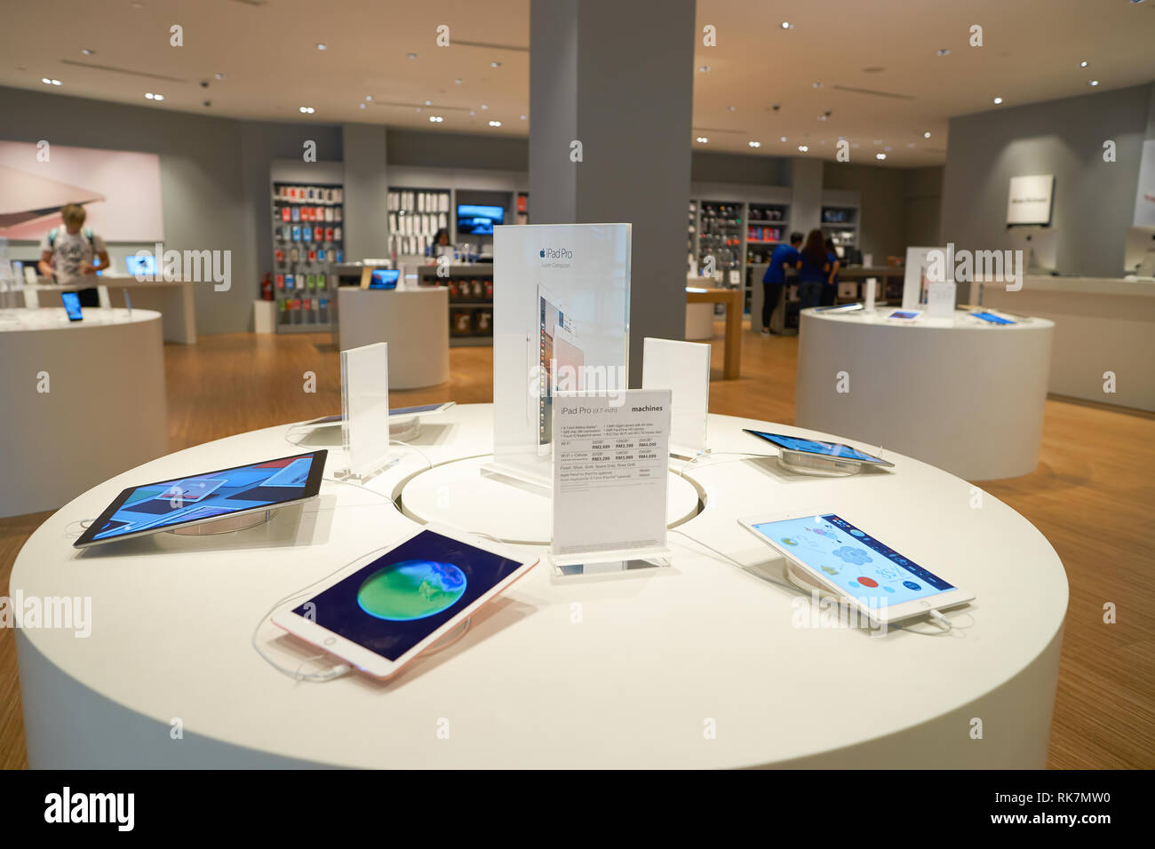 Place where they buy electronics hires stock photography and images Alamy