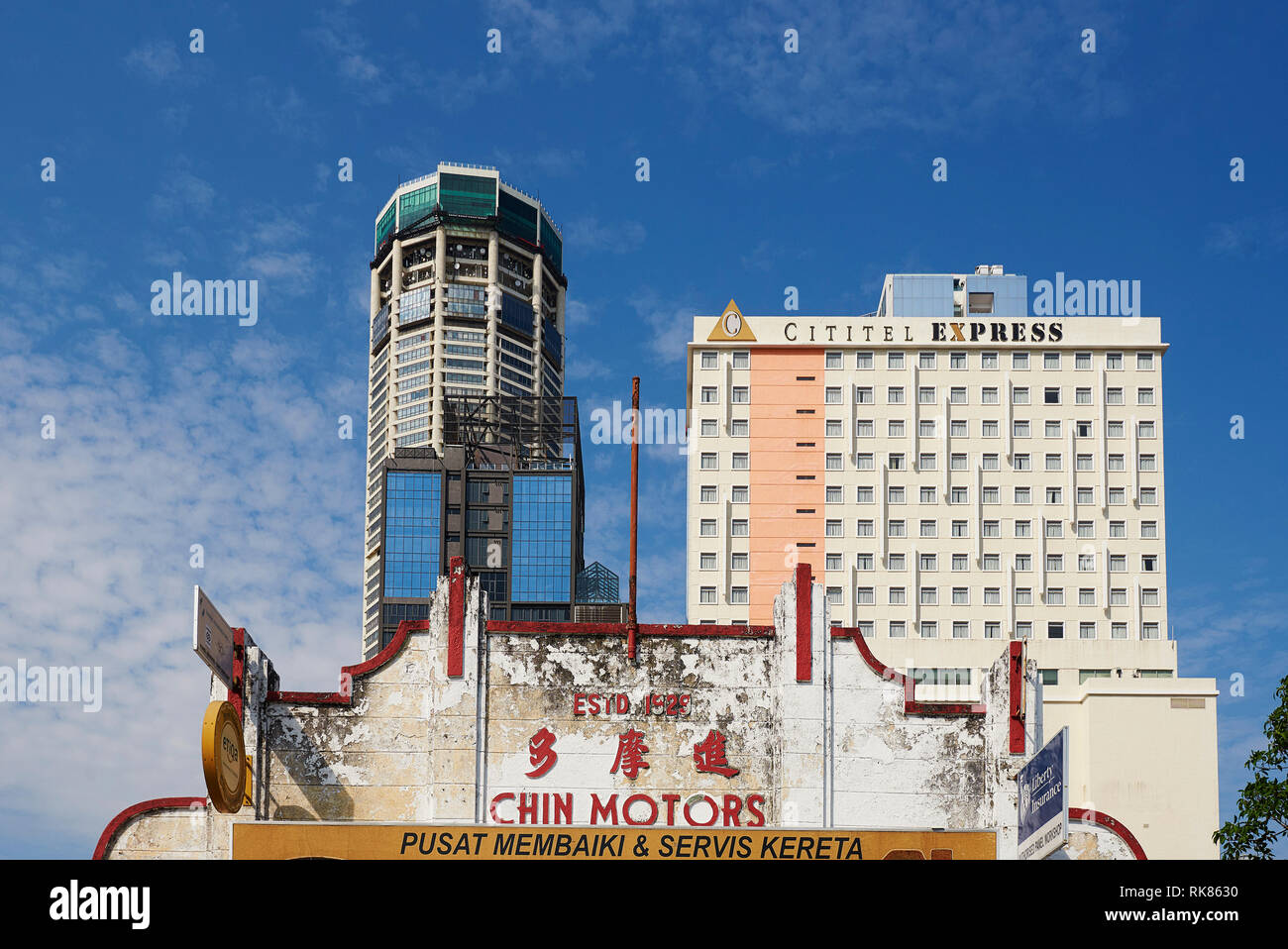 old garage et Komtar tower in George Town, Penang, Malaysia Stock Photo