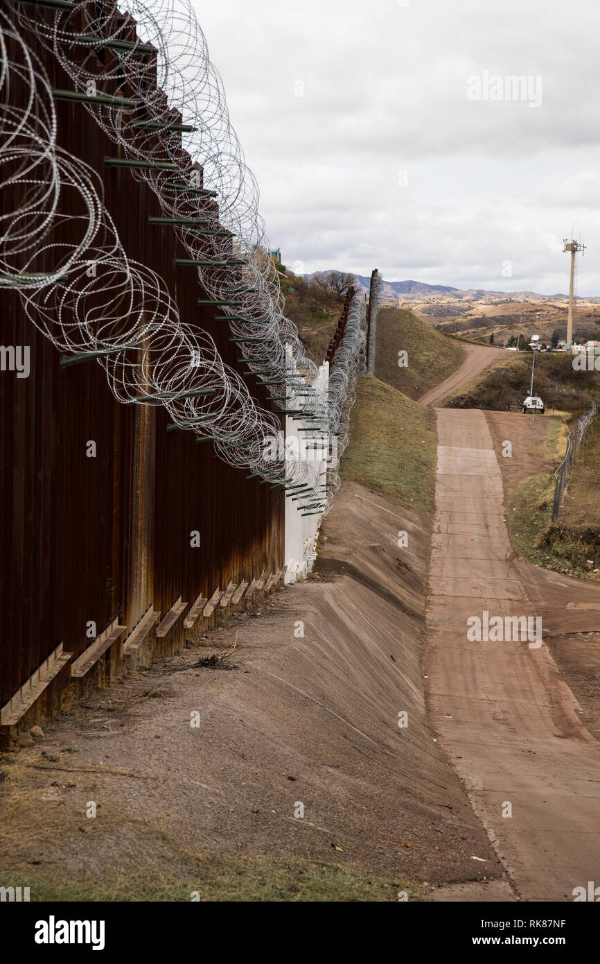 Barbed wire border mexico hi-res stock photography and images - Alamy