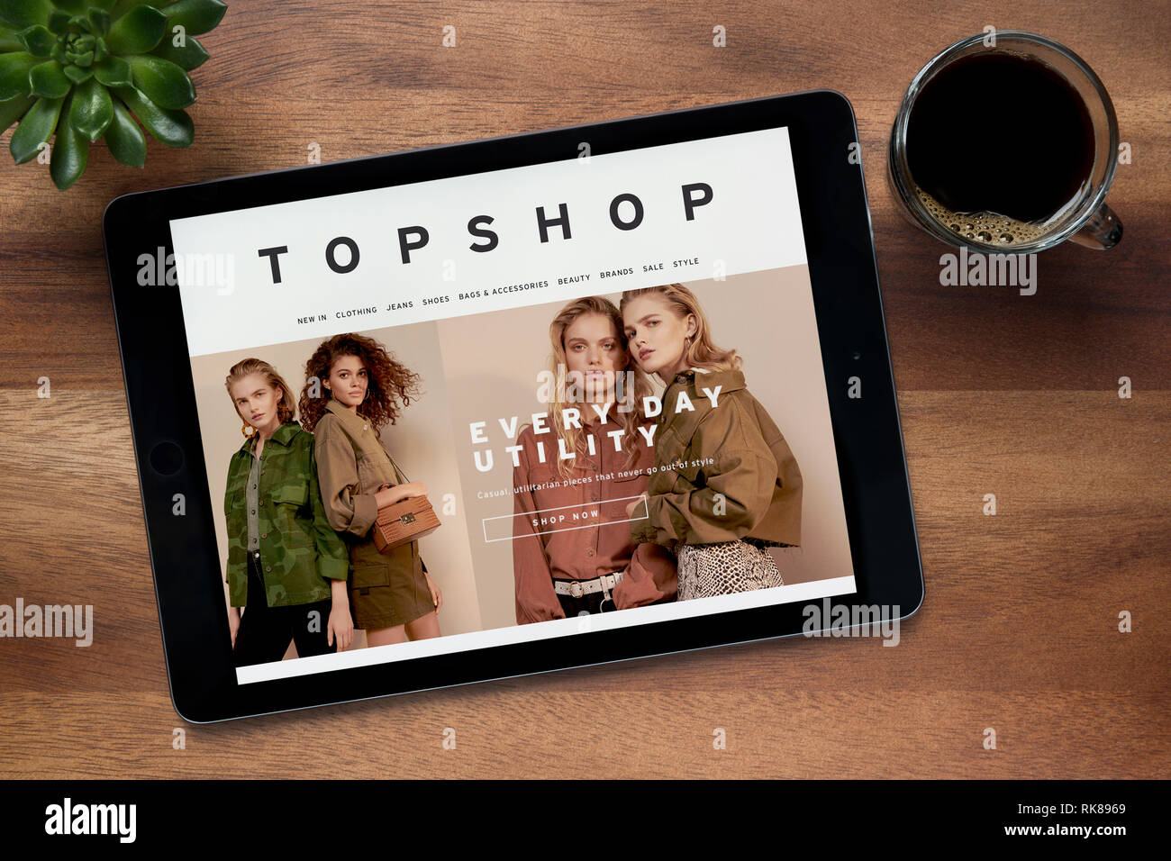 Topshop logo hi-res stock photography and images - Alamy
