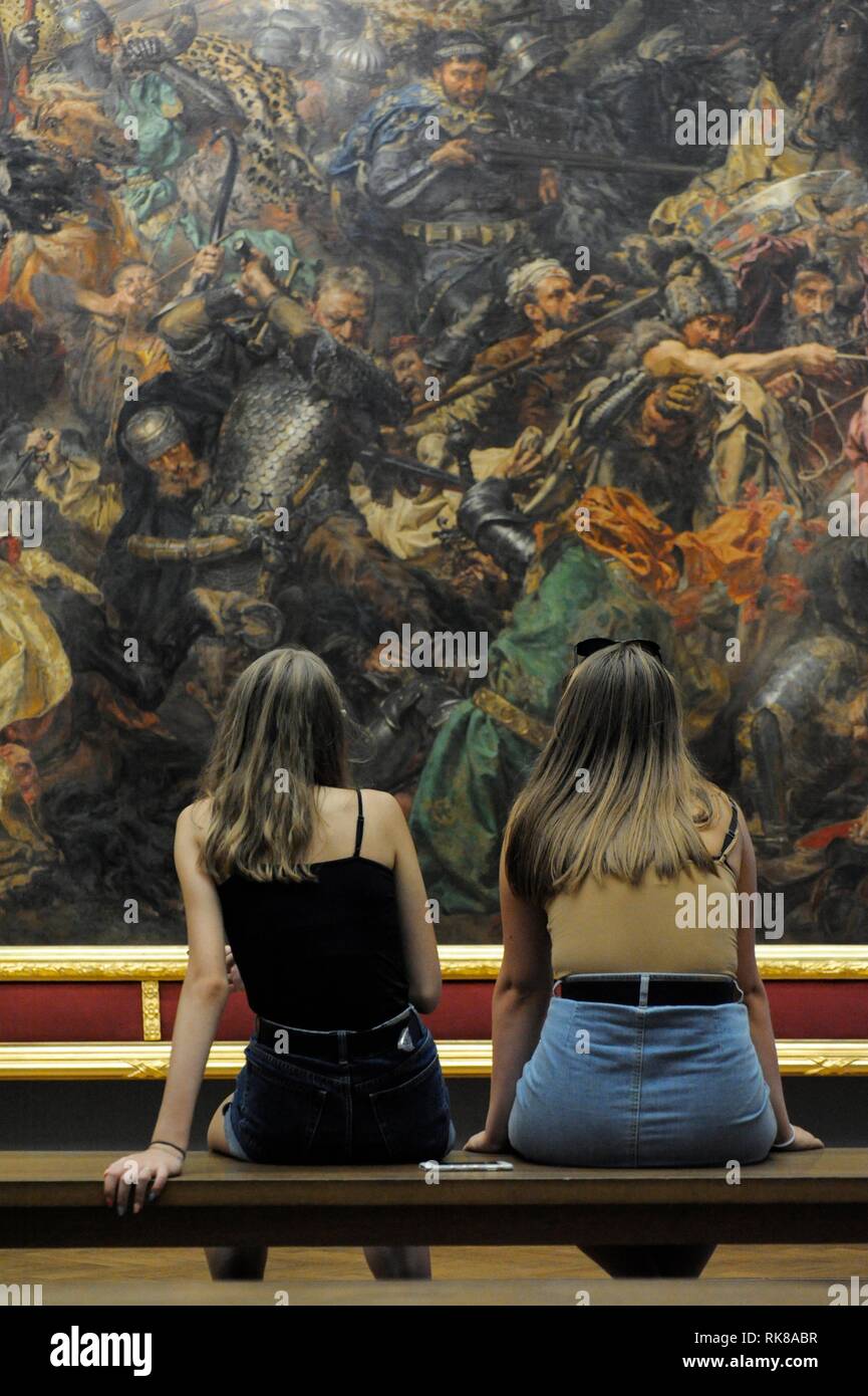 Museo Nacional de Varsovia. Chicas jóvenes contemplando un cuadro en el interior del museo. Polonia. Stock Photo