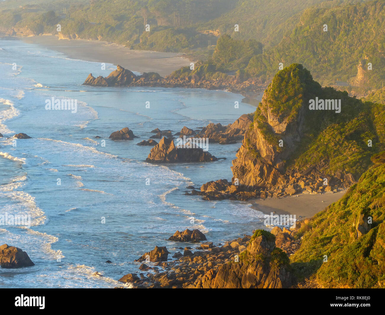 White Limestone Rock Formations And Fine Sandy Beach At Cathedral Cove On The Coromandel Peninsula In New Zealand, North Island Stock Photo