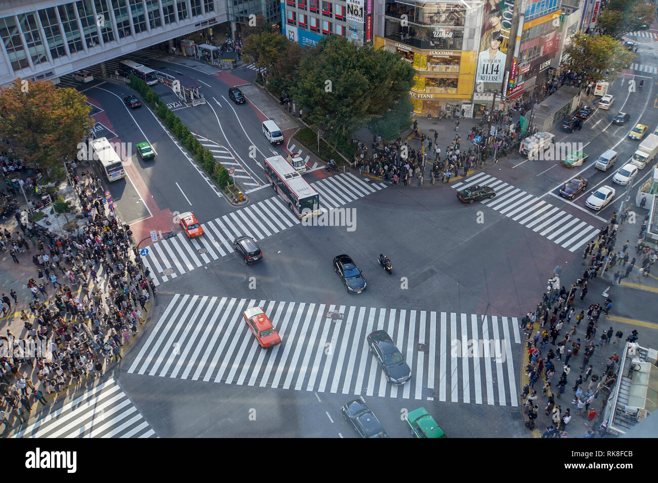Elevated View Of A Crowed Of Pedestrians Crossing A Four Way Zebra Crossing In Central Tokyo Japan Stock Photo Alamy Elevated View Of A Crowed Of Pedestrians Crossing A Four Way Zebra Crossing In Central Tokyo Japan Stock Photo Alamy