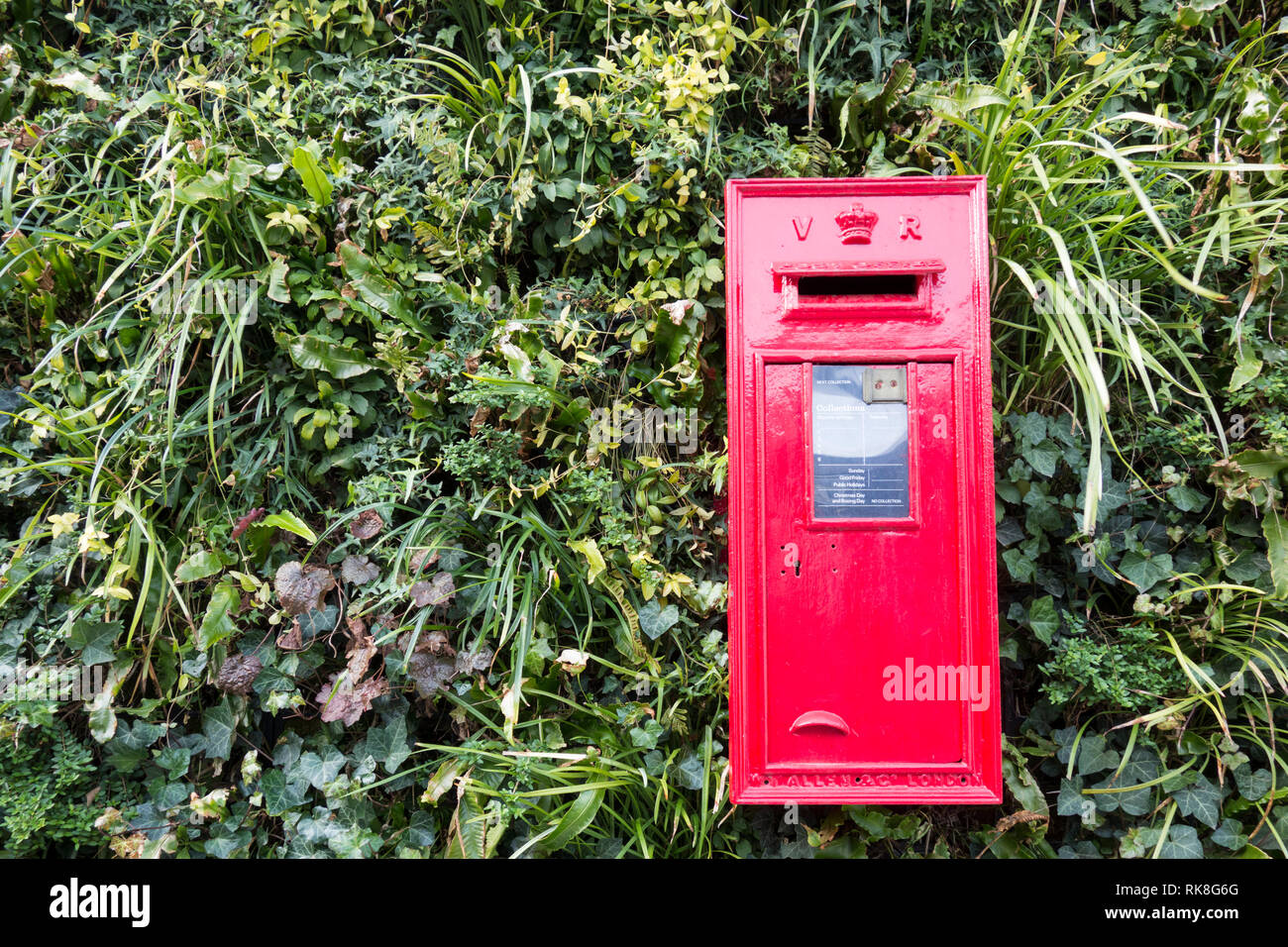 Red Victoria Regina Royal Mail postbox Stock Photo