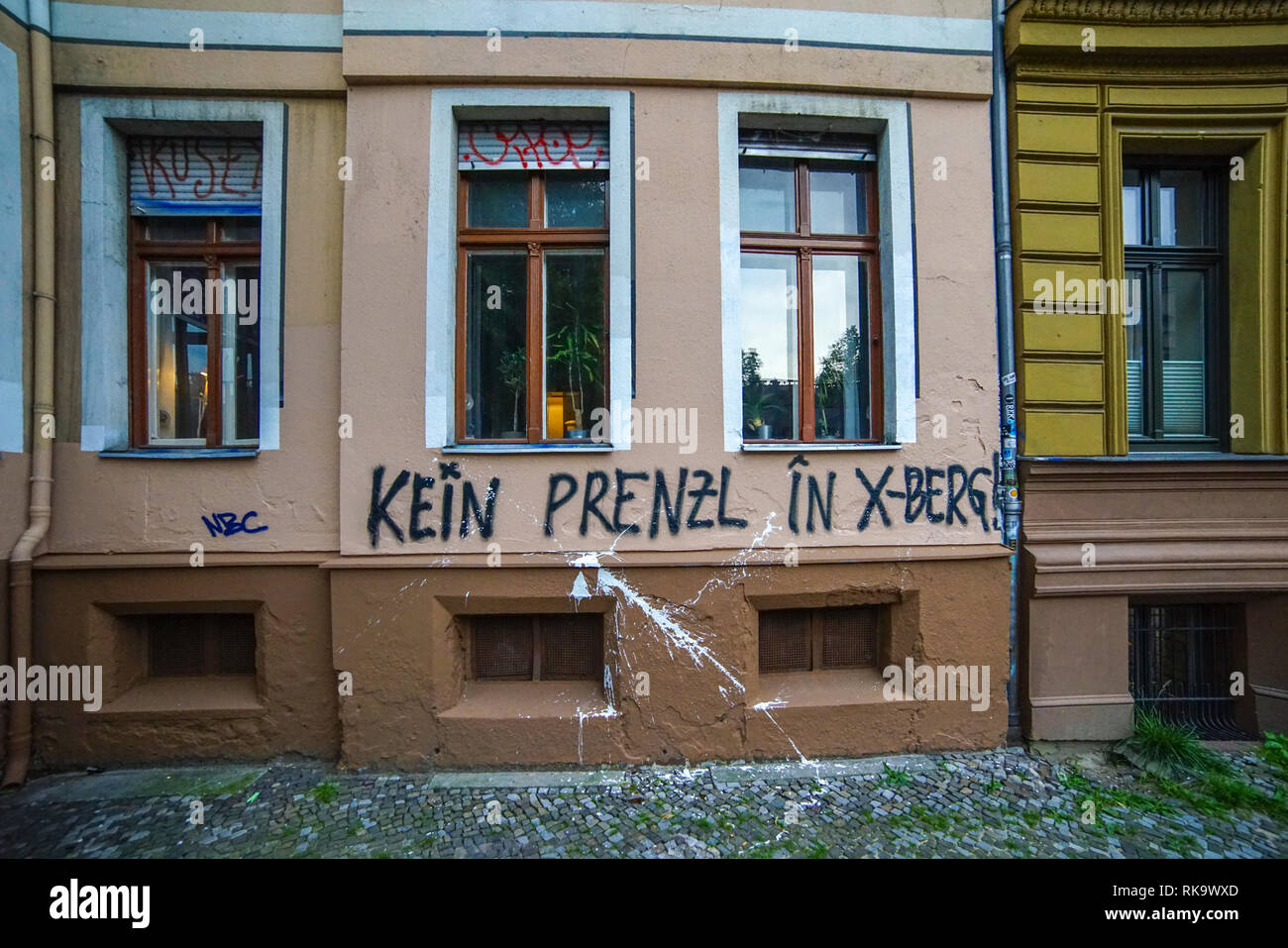 Berlin Kreuzberg Skalitzer Str. Graffiti Müll Gentrifizierung Stock Photo -  Alamy