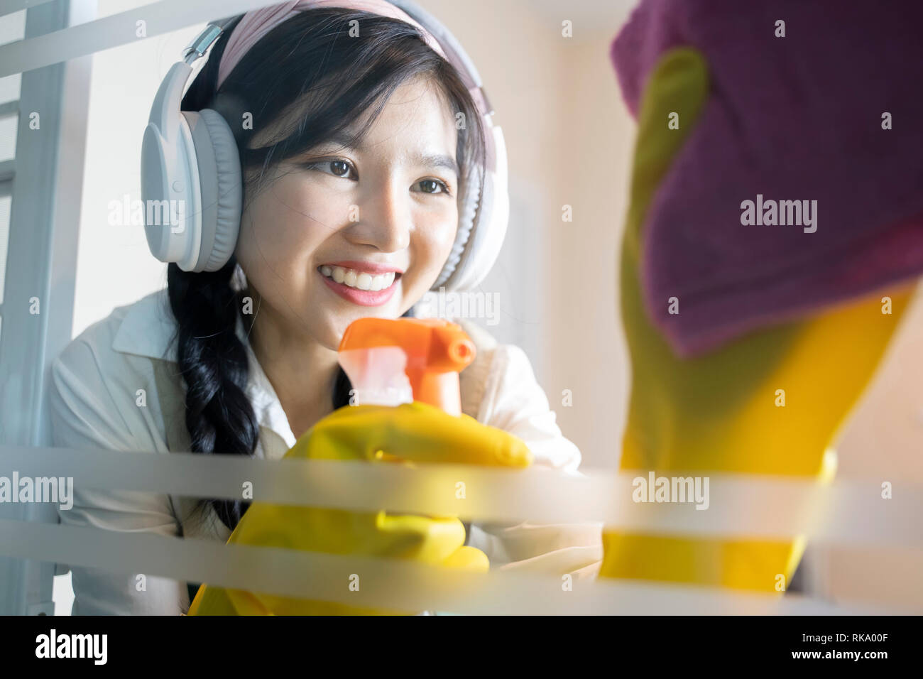 Asian house cleaner cleaning hi-res stock photography and images - Alamy