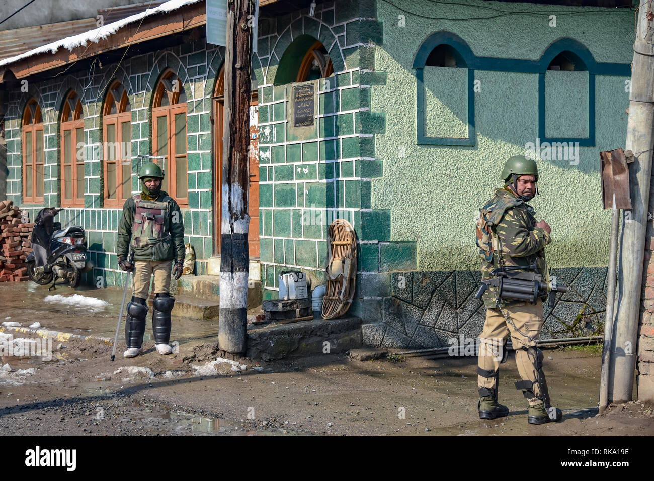 Srinagar, India. 9th Feb 2019. Indian paramilitary members seen guarding a street during restrictions in Srinagar. Restriction on the movement of vehicles were imposed protectively in parts of Srinagar as separatist groups called for a strike on the anniversary of execution of Afzal Guru, a Kashmiri who was convicted and given a death sentence for his role in the 2001 attack on Indian Parliament. Credit: SOPA Images Limited/Alamy Live News Stock Photo