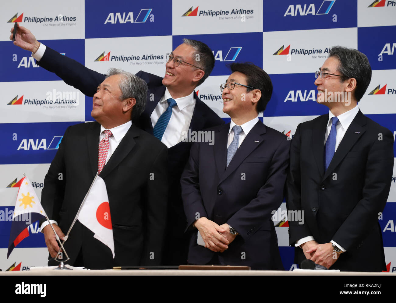 Tokyo, Japan. 8th Feb, 2019. (L-R) Philippine Airlines (PAL) president Jaime Bautista, LT Group president and PAL Holdings director Michael Tan, ANA Holdings president Shinya Katanozaka and All Nippon Airways (ANA) president Yuji Hirako take their selfies as they announce the companies expand their partnerships in Tokyo on Friday, February 8, 2019. ANA Holdings will invest 95 million U.S. dollars to PAL Holdings and acquire 9.5 percent of PAL Holdings shares. Credit: Yoshio Tsunoda/AFLO/Alamy Live News Stock Photo