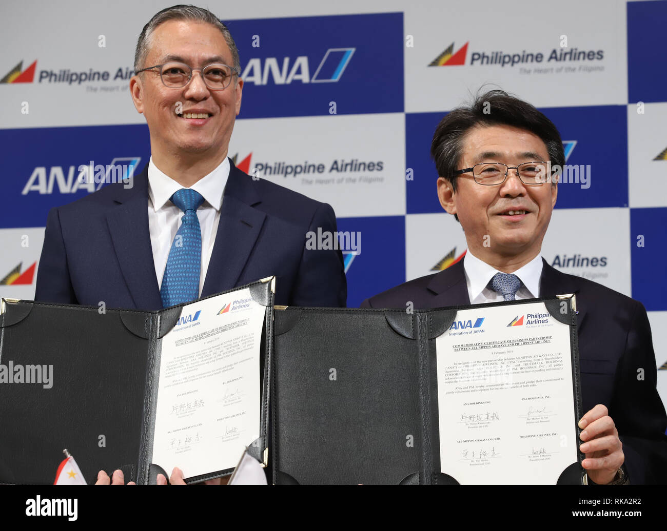Tokyo, Japan. 8th Feb, 2019. LT Group president and PAL Holdings director Michael Tan (L) and ANA Holdings president Shinya Katanozaka show their agreement as they announce the companies expand their partnerships in Tokyo on Friday, February 8, 2019. ANA Holdings will invest 95 million U.S. dollars to PAL Holdings and acquire 9.5 percent of PAL Holdings shares. Credit: Yoshio Tsunoda/AFLO/Alamy Live News Stock Photo