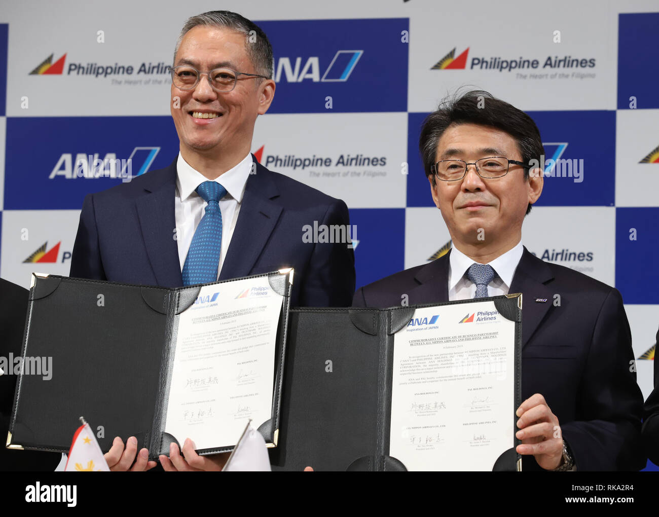 Tokyo, Japan. 8th Feb, 2019. LT Group president and PAL Holdings director Michael Tan (L) and ANA Holdings president Shinya Katanozaka show their agreement as they announce the companies expand their partnerships in Tokyo on Friday, February 8, 2019. ANA Holdings will invest 95 million U.S. dollars to PAL Holdings and acquire 9.5 percent of PAL Holdings shares. Credit: Yoshio Tsunoda/AFLO/Alamy Live News Stock Photo