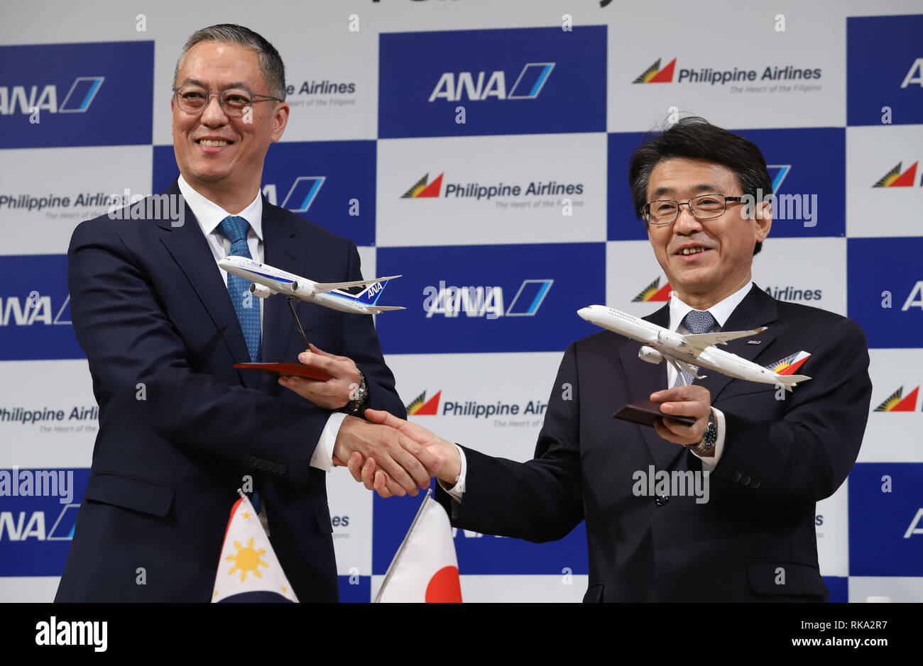 Tokyo, Japan. 8th Feb, 2019. LT Group president and PAL Holdings director Michael Tan (L) shakes hands with ANA Holdings president Shinya Katanozaka as they announce the companies expand their partnerships in Tokyo on Friday, February 8, 2019. ANA Holdings will invest 95 million U.S. dollars to PAL Holdings and acquire 9.5 percent of PAL Holdings shares. Credit: Yoshio Tsunoda/AFLO/Alamy Live News Stock Photo