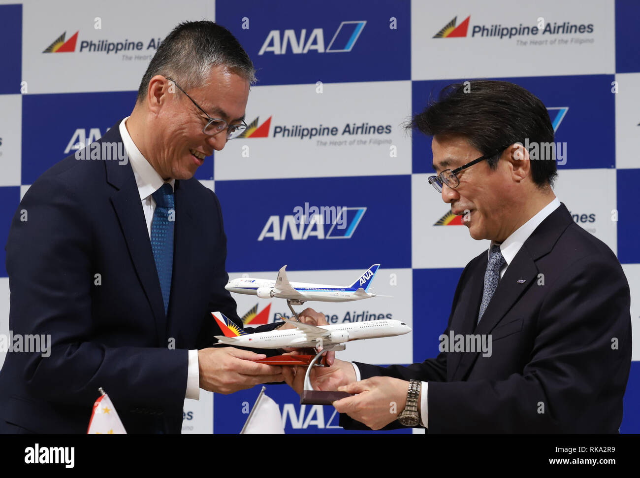 Tokyo, Japan. 8th Feb, 2019. LT Group president and PAL Holdings director Michael Tan (L) and ANA Holdings president Shinya Katanozaka exchange their model planes as they announce the companies expand their partnerships in Tokyo on Friday, February 8, 2019. ANA Holdings will invest 95 million U.S. dollars to PAL Holdings and acquire 9.5 percent of PAL Holdings shares. Credit: Yoshio Tsunoda/AFLO/Alamy Live News Stock Photo
