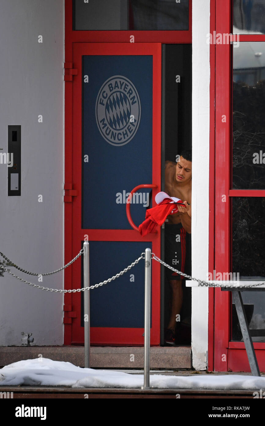 Munich, Deutschland. 10th Feb, 2019. Thiago ALCANTARA (FCB) peeps half-naked  out of a door. Training