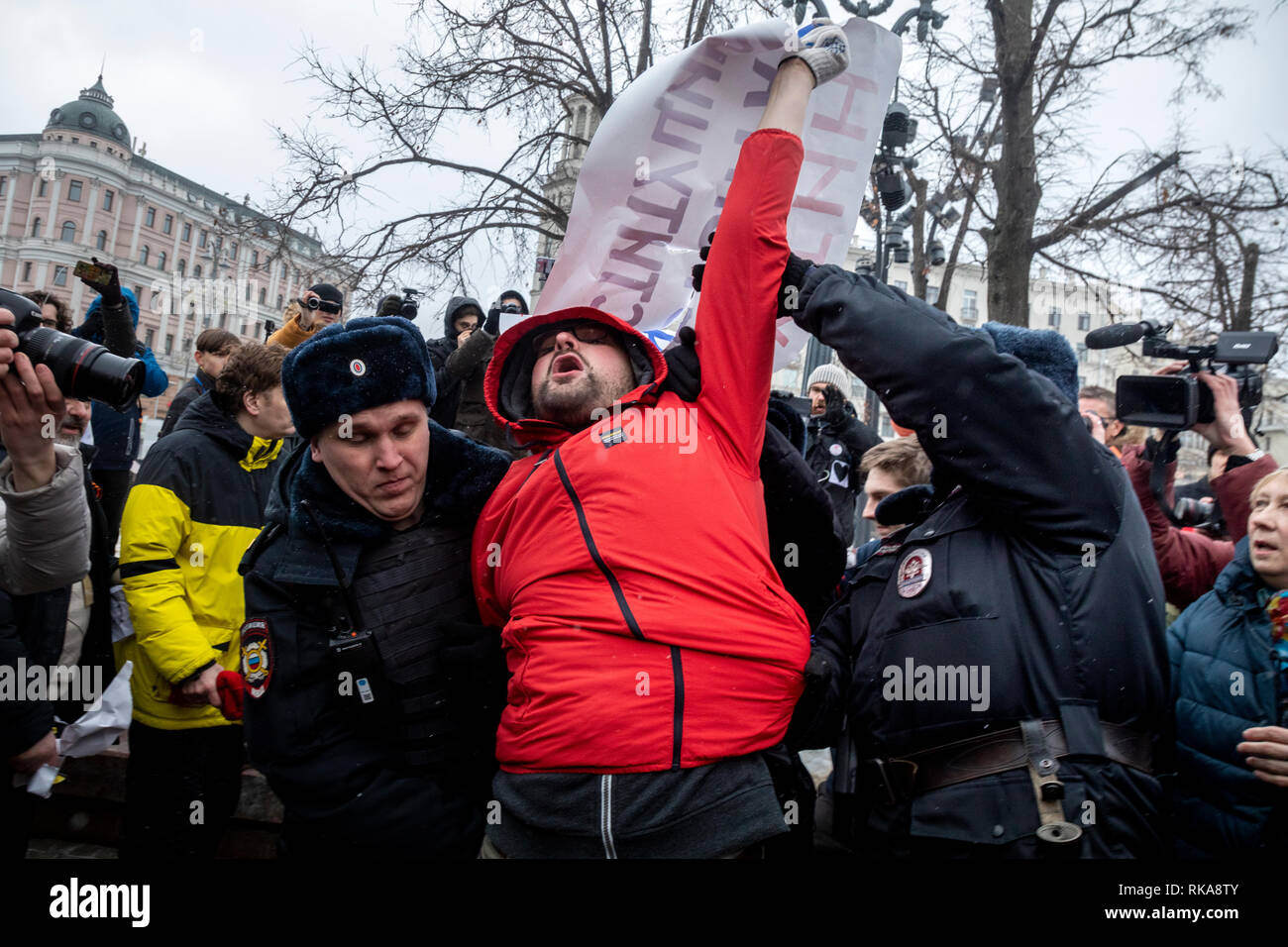 Moscow, Russia. 10 February, 2019: People take part in Mothers' Anger March, an event in support of political prisoners, in Tverskoy Boulevard of Moscow. Police officers detain a protester during a rally to demand freedom for political prisoners Credit: Nikolay Vinokurov/Alamy Live News Stock Photo