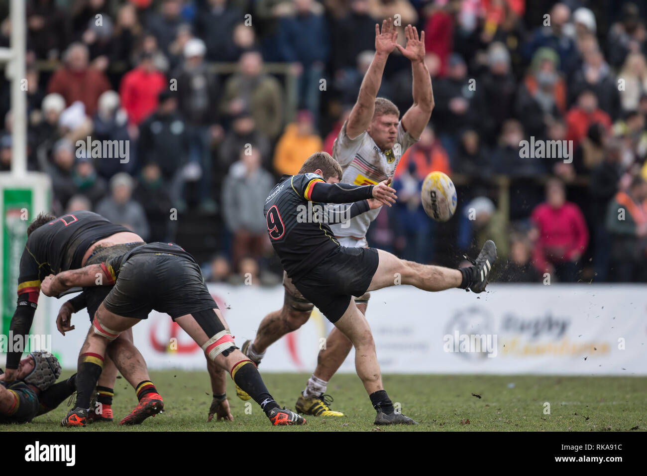 Brussels, Belgium. 09th Feb, 2019. Rugby: EM, Division 1A, Matchday 1: Belgium-Germany. Eric Marks (Germany, 4) throws himself into the kick of Julien Berger (Belgium, 9). The German national rugby team lost with 22:29 (7:12). Credit: Jürgen Kessler/dpa/Alamy Live News Stock Photo