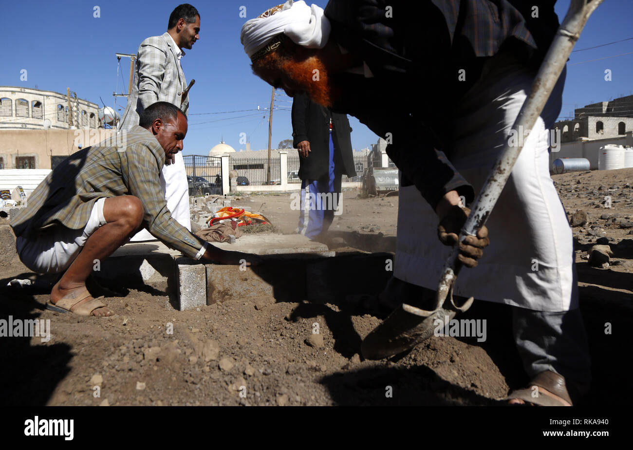 Sanaa, Yemen. 10th Feb, 2019. People bury the dead body of the conjoined twins at a cemetery in Sanaa, Yemen, on Feb. 10, 2019. The newborn conjoined twins trapped in the Yemeni rebel-held capital Sanaa died on Saturday while waiting to be transferred abroad for lifesaving surgery, Yemeni health authorities said in a statement. Credit: Mohammed Mohammed/Xinhua/Alamy Live News Stock Photo