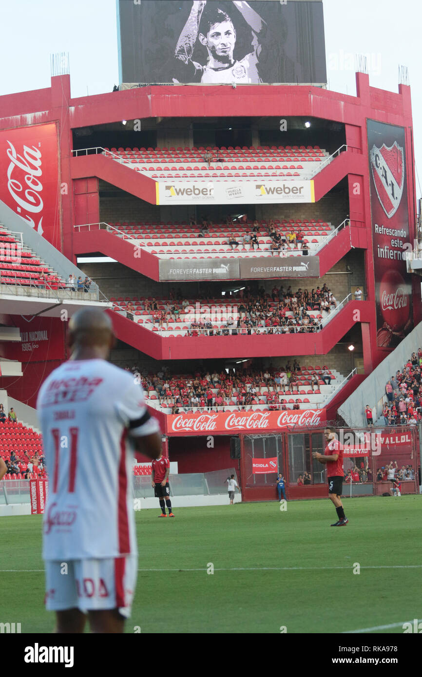 BUENOS AIRES, 09.02.2019: Tribute to Emiliano Sala at 9th minute of first half during the match of Superliga Argentina between INDEPENDIENTE and UNION on Libertadores de America Stadium on Buenos Aires, Argentina. (Photo: Néstor J. Beremblum / Alamy News) Stock Photo