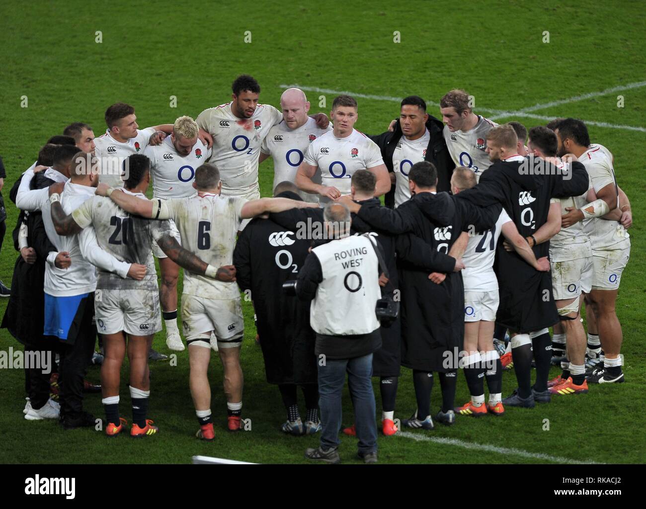 London, UK. 10th Feb 2019. The England team are addressed by Owen Farrell (England, captain) at the end of the match. England V France. Guinness six nations rugby. Twickenham stadium. London. UK. 10/02/2019. Credit: Sport In Pictures/Alamy Live News Stock Photo