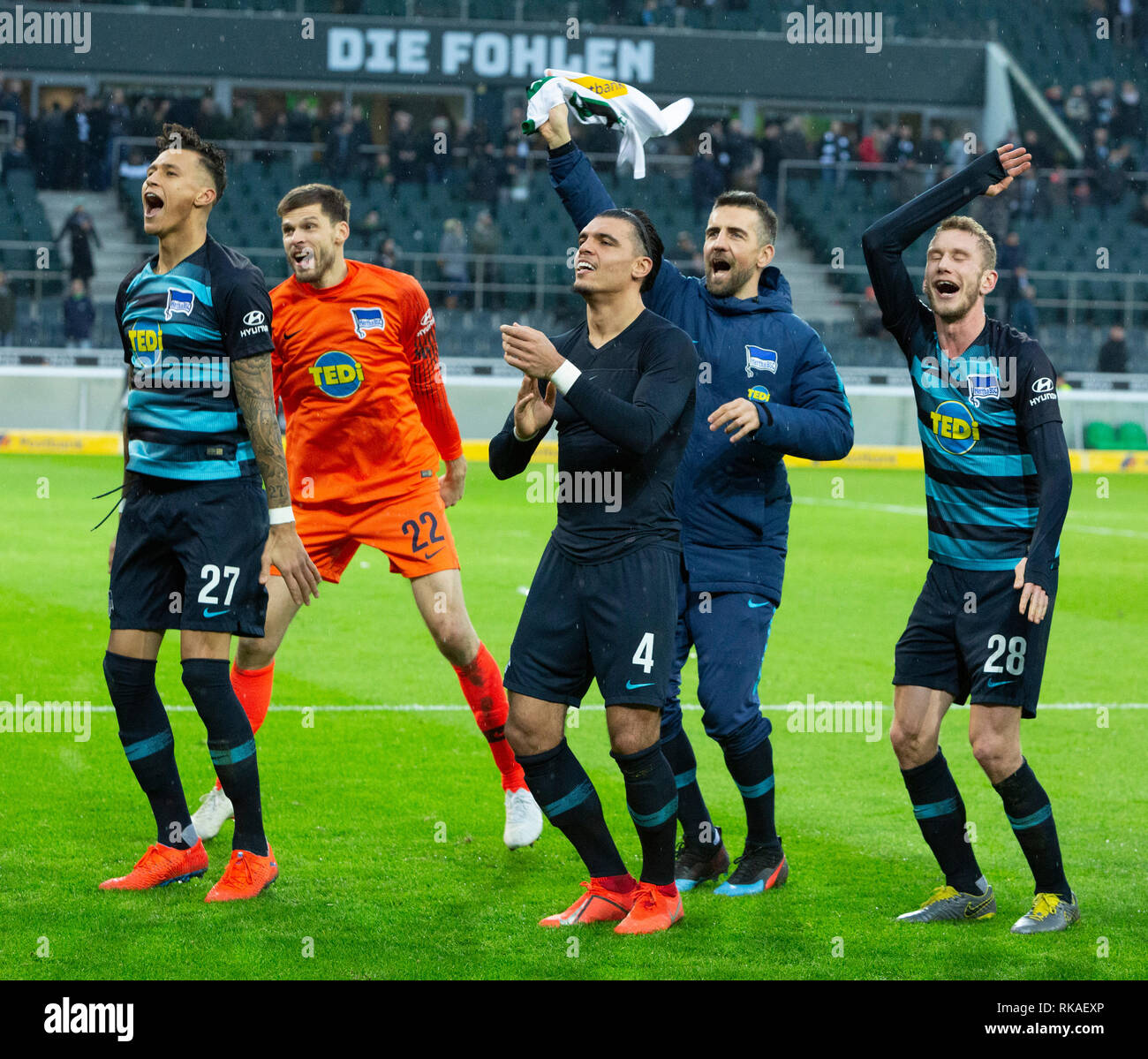 sports, football, Bundesliga, 2018/2019, Borussia Moenchengladbach vs Hertha BSC Berlin 0-3, Stadium Borussia Park, after the game Berlin players and football fans rejoice at the win, f.l.t.r. Davie Selke (Hertha), keeper Rune Jarstein (Hertha), Karim Rekik (Hertha), Vedad Ibisevic (Hertha), Fabian Lustenberger (Hertha), DFL REGULATIONS PROHIBIT ANY USE OF PHOTOGRAPHS AS IMAGE SEQUENCES AND/OR QUASI-VIDEO Stock Photo