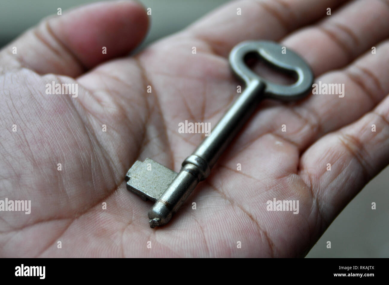 key on hand Stock Photo - Alamy