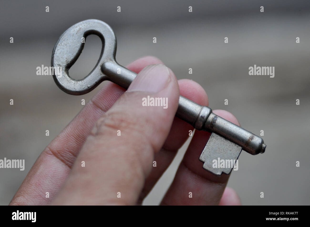 key on hand Stock Photo - Alamy