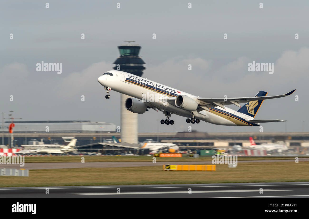 Singapore Airlines, Airbus A350-941, 9V-SMP take off at Manchester Airport Stock Photo