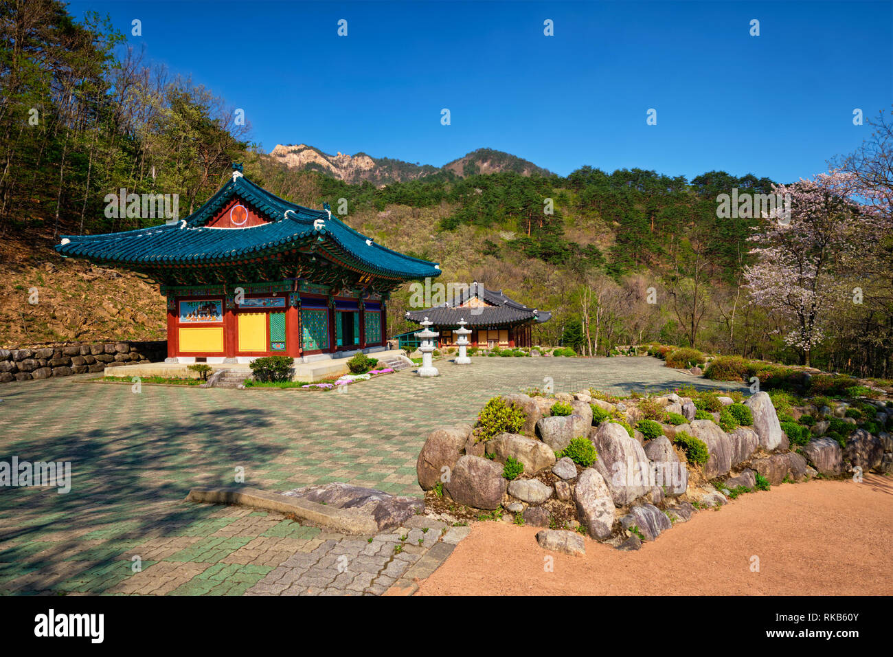 Sinheungsa Buddhist temple in Seoraksan National Park, Soraksan, South Korea Stock Photo