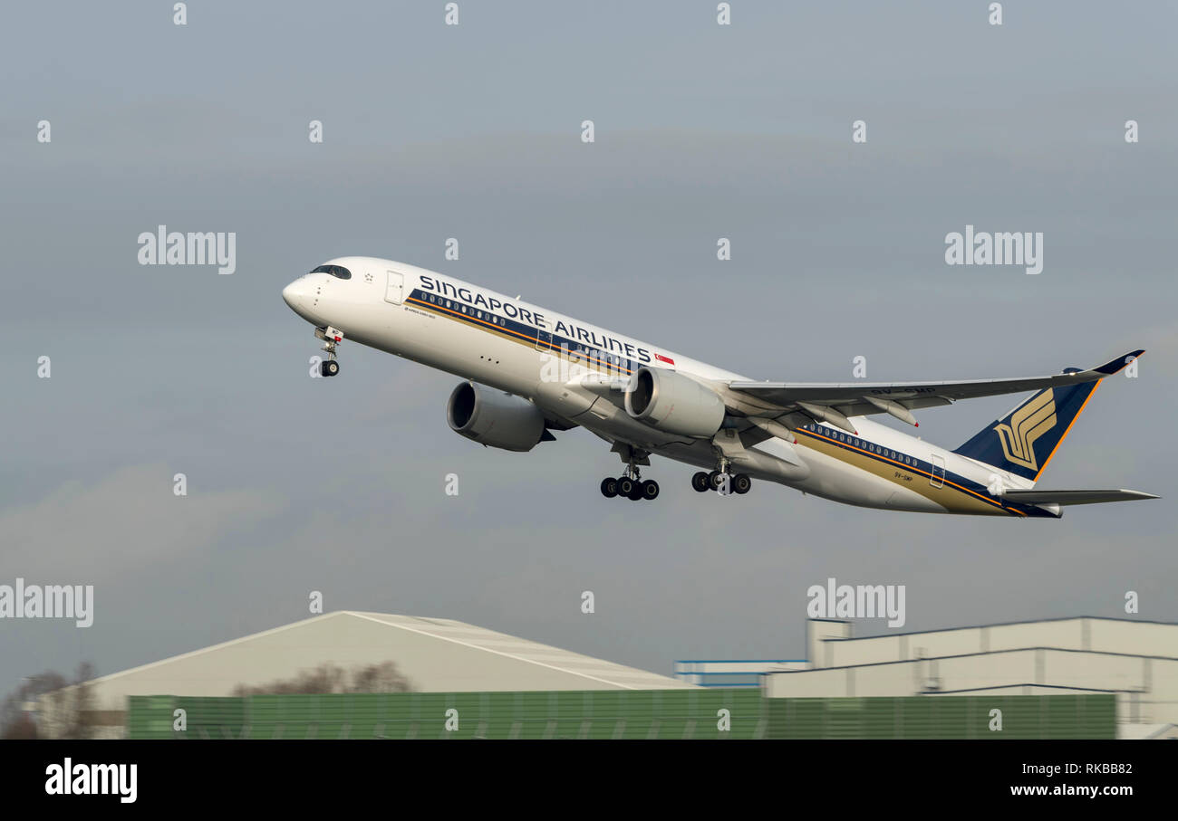 Singapore Airlines, Airbus A350-941, 9V-SMP take off at Manchester Airport Stock Photo