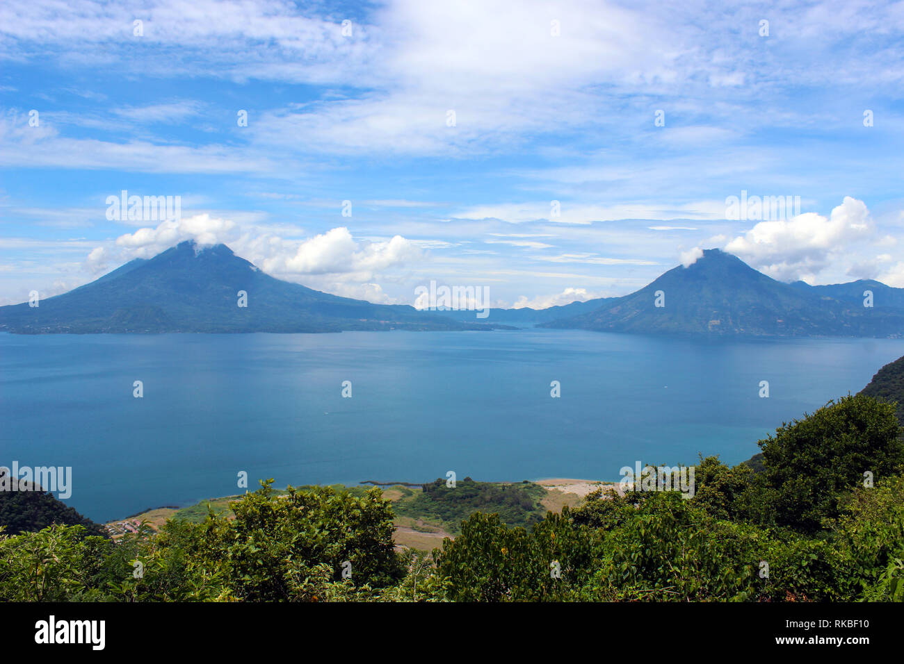 Lago de Atitlán en Guatemala rodeado de 3 volcanes y 12 pueblitos que lo rodean, población principalmente de origen indígena y frecuentes turistas Stock Photo