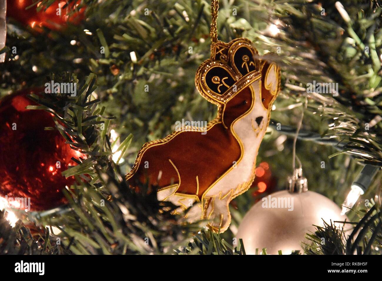 Royal Christmas Decorations from Queen Elizabeth\'s Buckingham ...