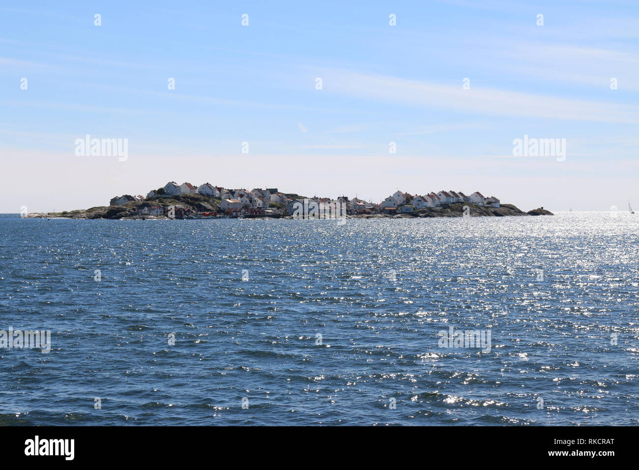 Die Insel Åstol an der Westküste Schwedens - Blick von der Fähre auf Åstol mit seinen Häusern und dem kleinen Naturhafen Stock Photo