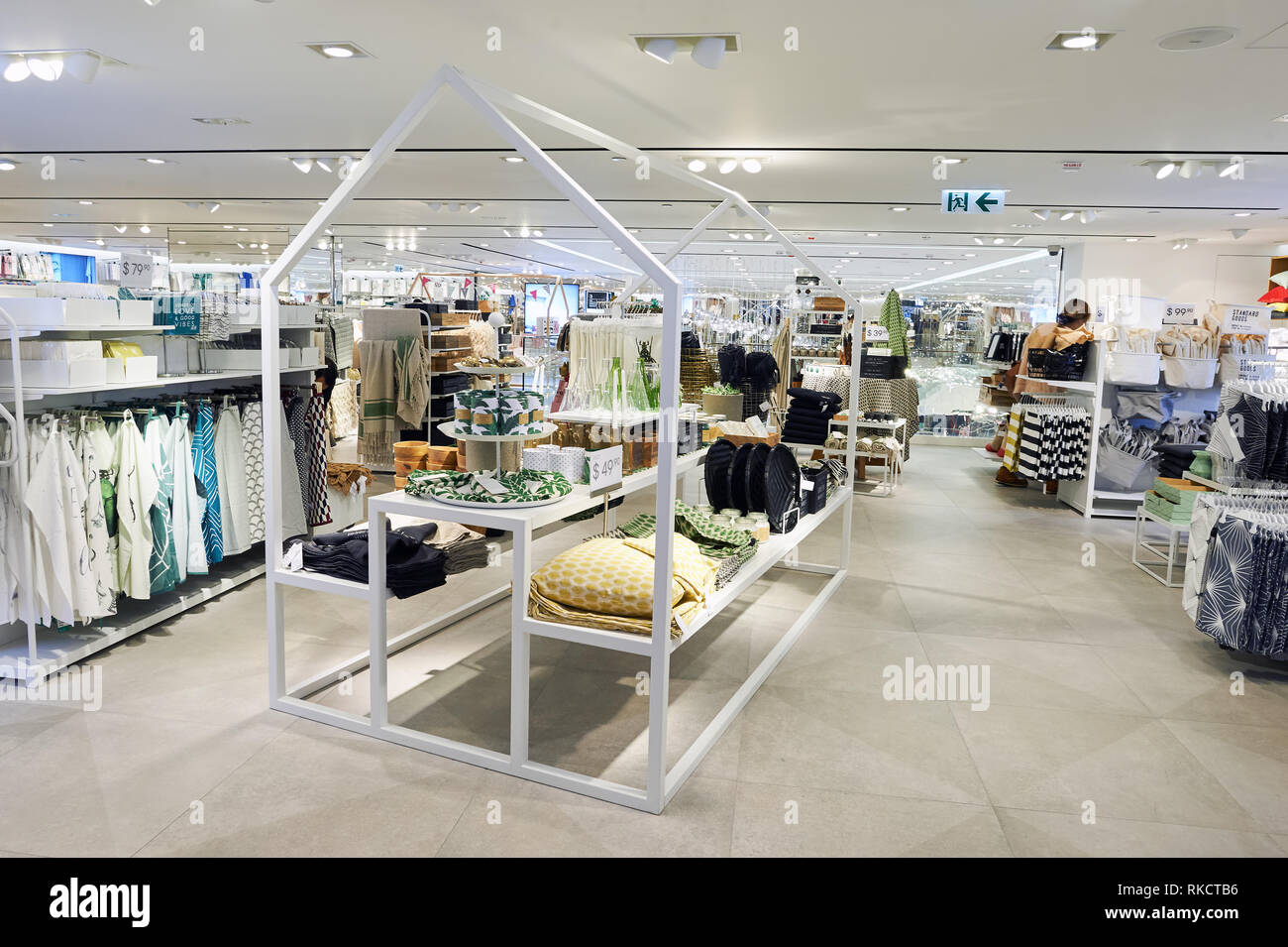H&m sm aura 2025