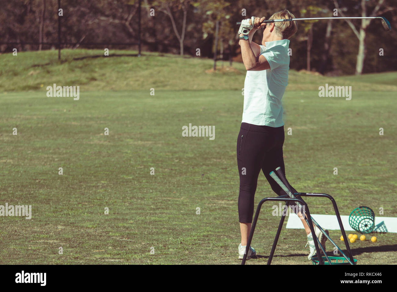 Golf player hitting hires stock photography and images Alamy