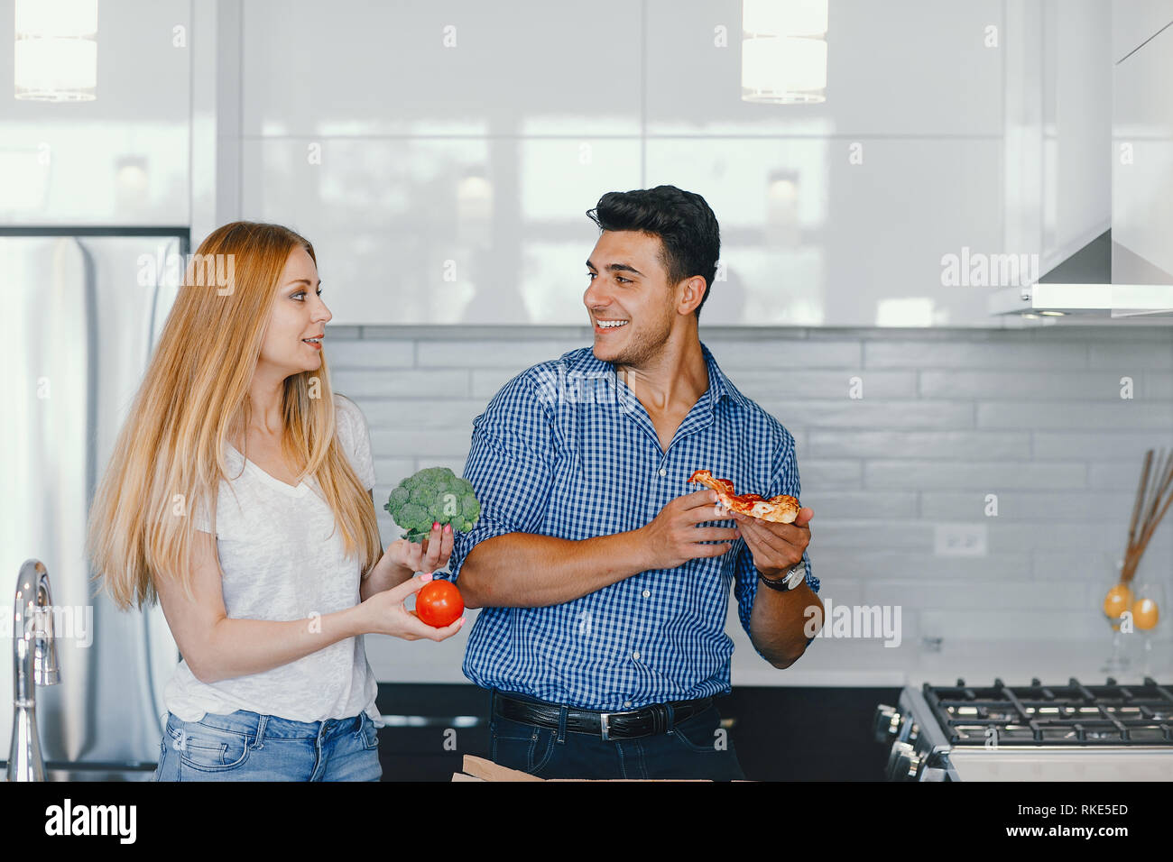 Two friends kitchen hi-res stock photography and images - Alamy